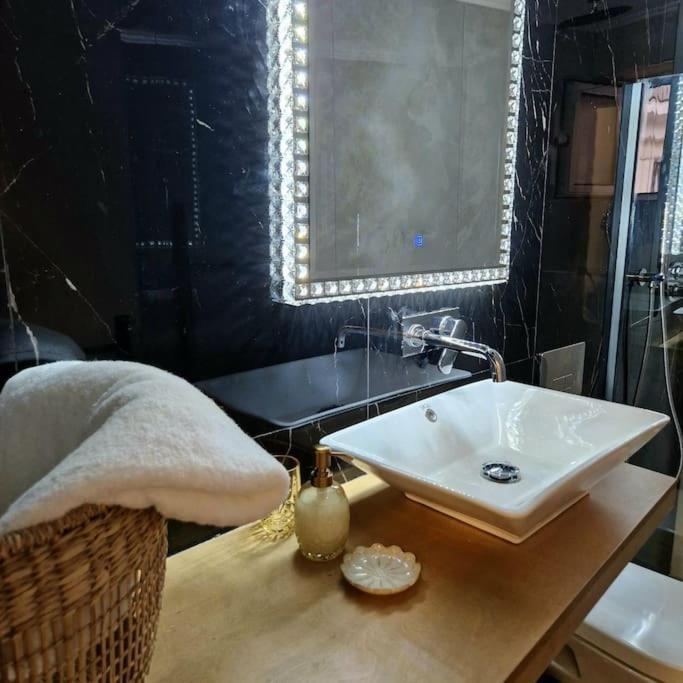 Faronita - Luxury Apt In The Heart Of Kalamata Exterior photo