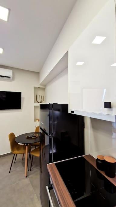 Faronita - Luxury Apt In The Heart Of Kalamata Exterior photo